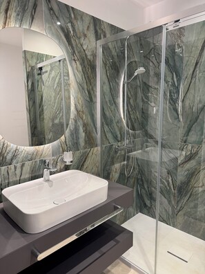 Haartrockner, Handtücher, Seife, Toilettenpapier