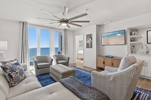 Smart TV - Extraordinary Coastal Escape, 6 Bedroom Condo on Beach (Destin)