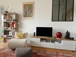 Interior - Quiet apartment near the Marais, balcony (Paris)