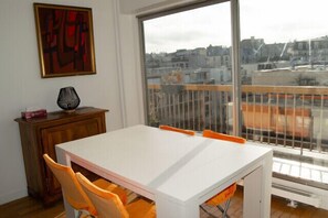 Dining - Quiet apartment near the Marais, balcony (Paris)