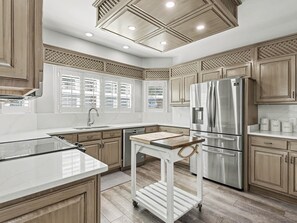 Fridge, microwave, oven, stovetop - Upscale Home, Close to Beach (Destin)