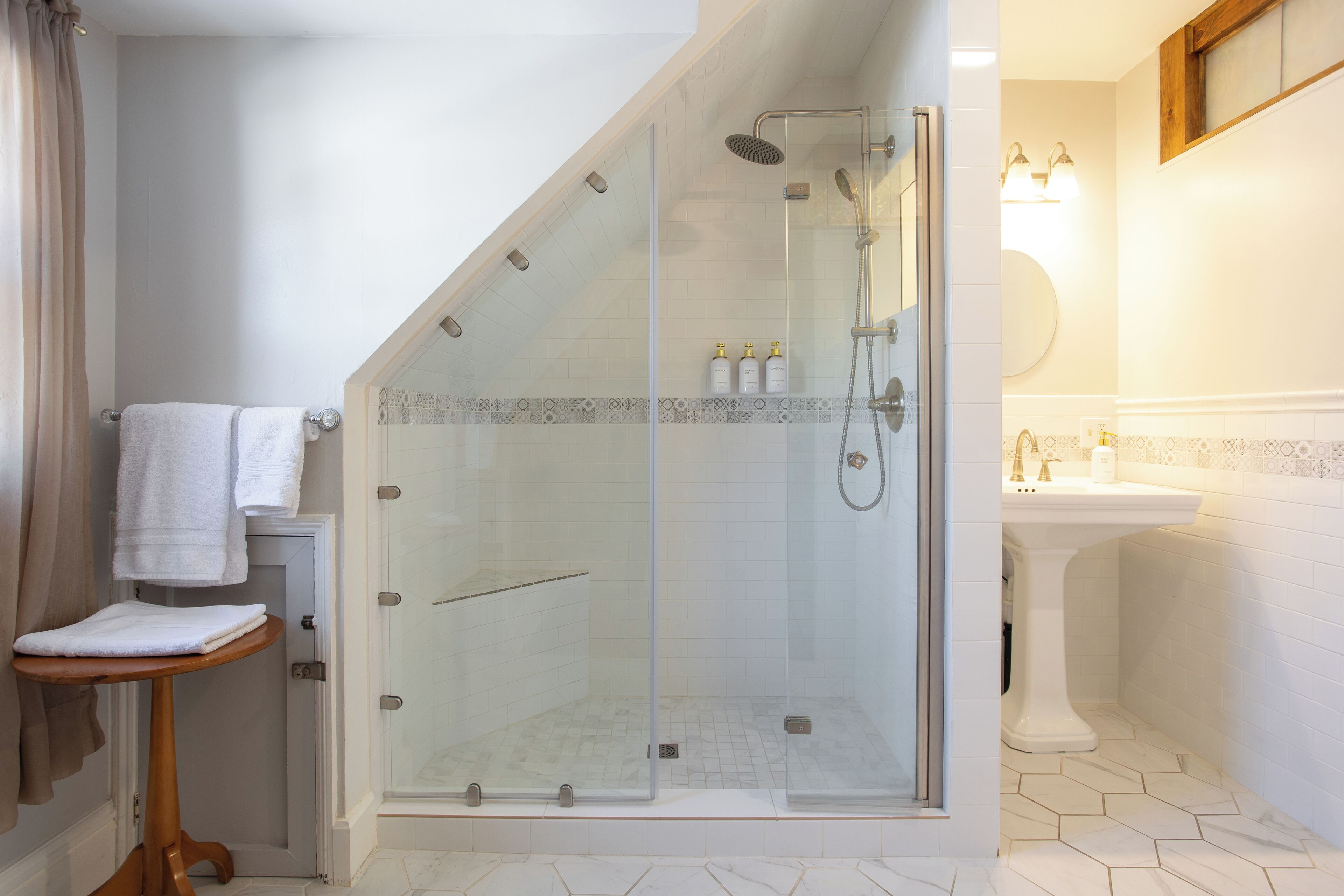 Habitación doble | Baño | Artículos de higiene personal gratuitos, secador de pelo y toallas