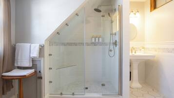 Habitación doble | Baño | Artículos de higiene personal gratuitos, secador de pelo y toallas