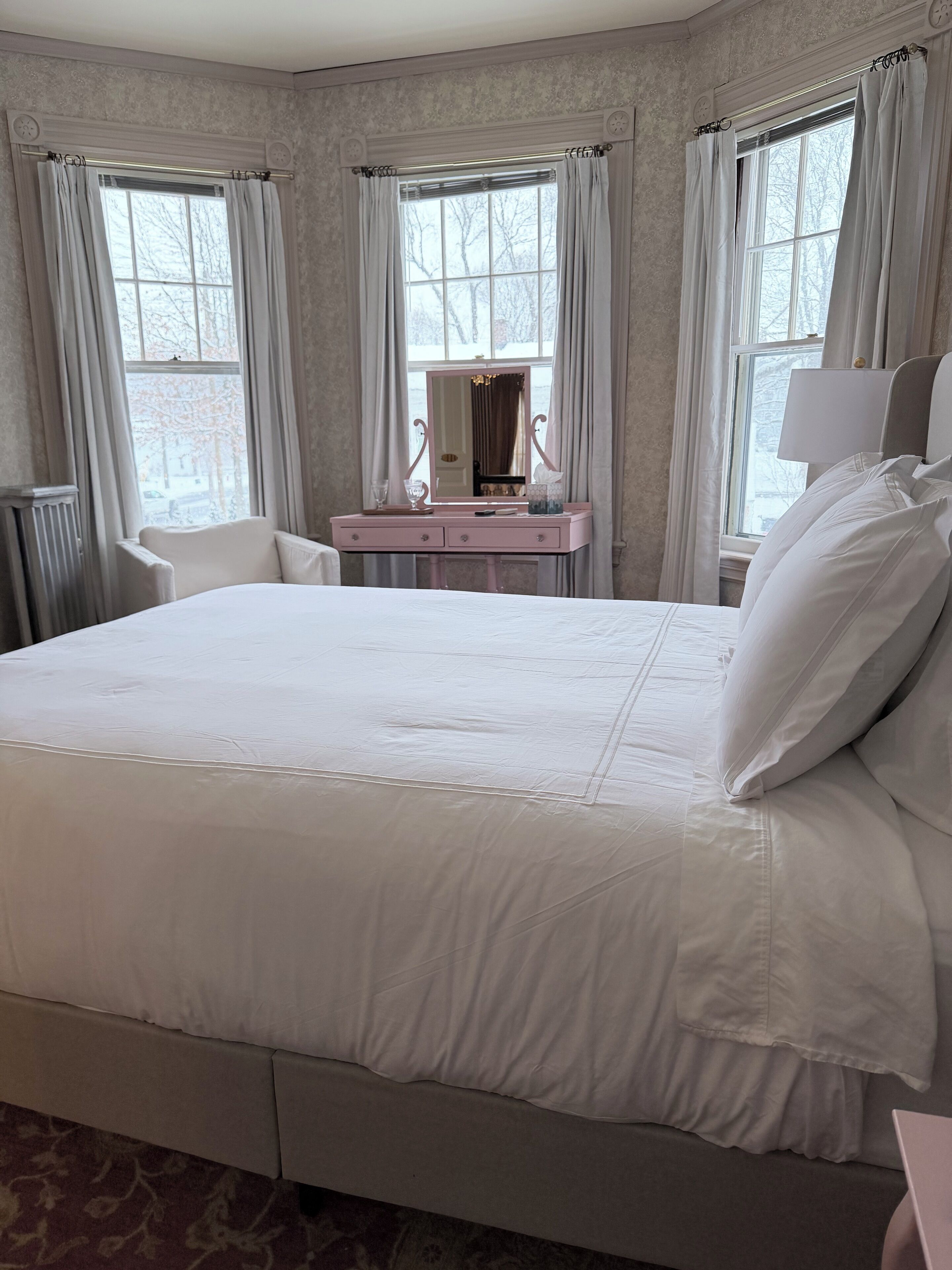 Decoración personalizada, tabla de planchar con plancha y wifi gratis 