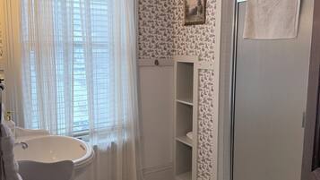 Family Suite, 3 Bedrooms | Bathroom