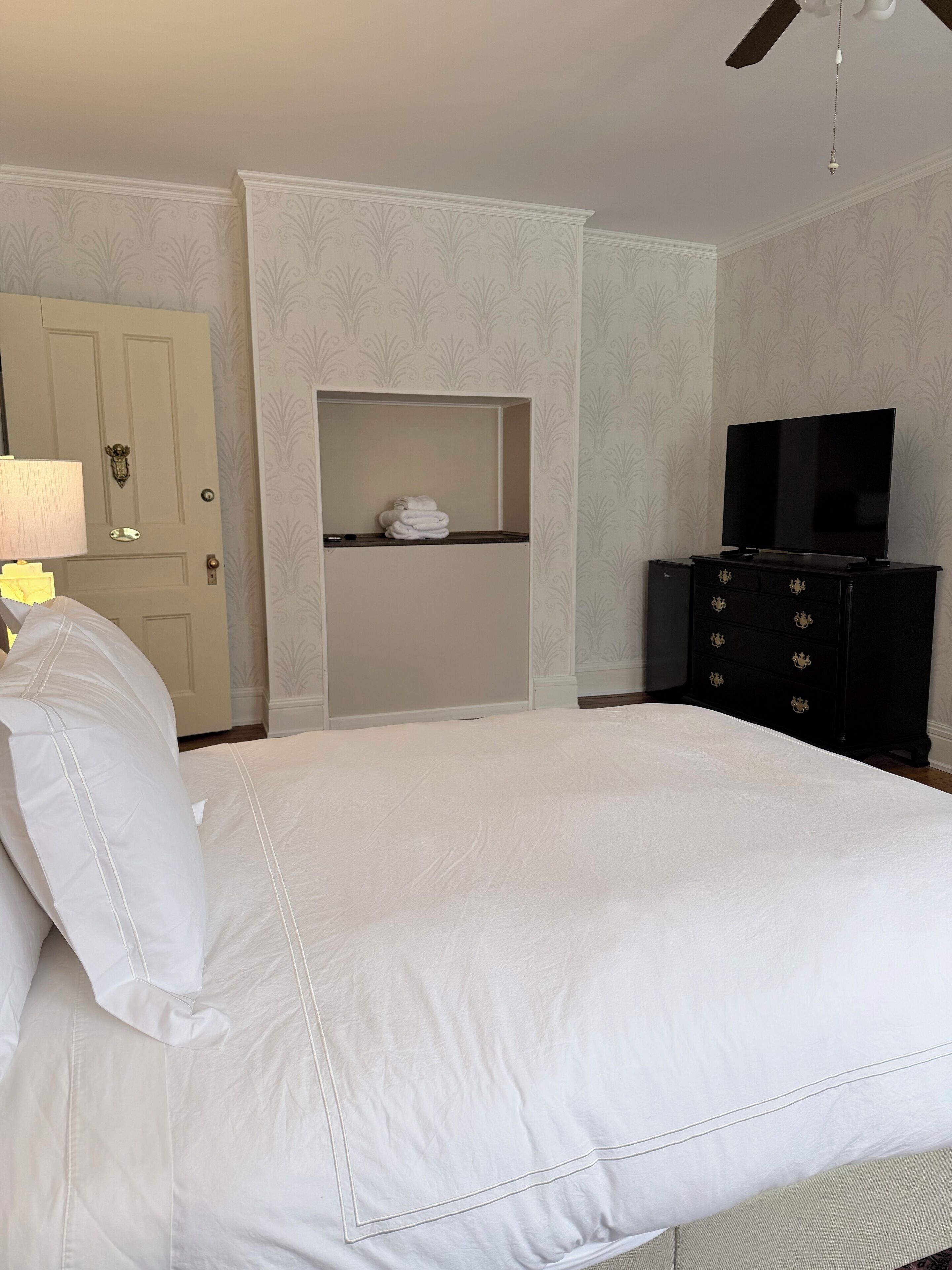 Décoration personnalisée, fer et planche à repasser, Wi-Fi gratuit