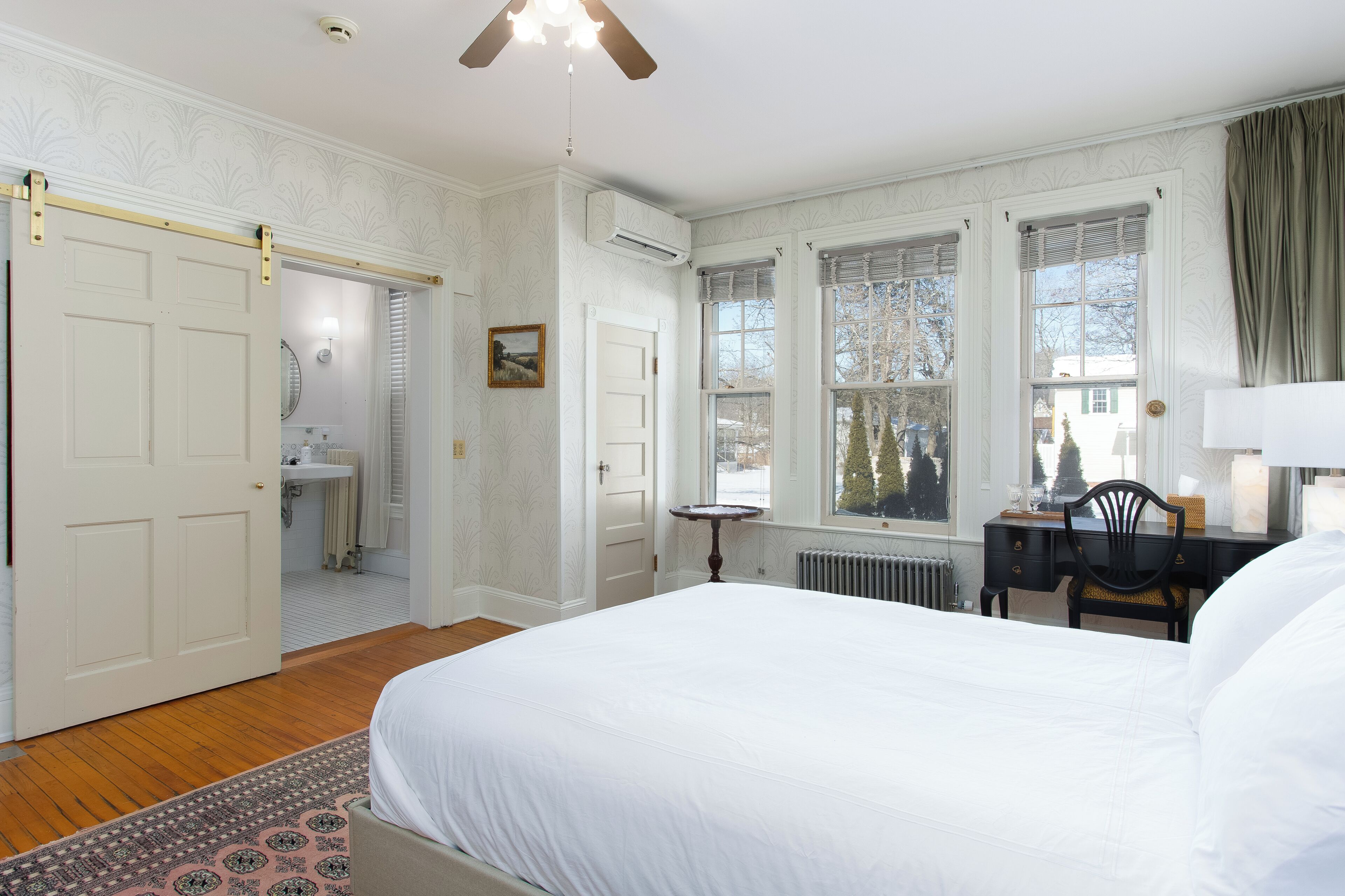 Chambre Double, douche accessible en fauteuil roulant | Décoration personnalisée, fer et planche à repasser, Wi-Fi gratuit