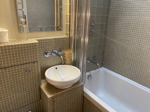 シャワー、ヘアドライヤー、タオル、石鹸