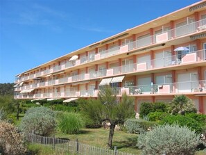 Exterior - 2-Room Seafront Apartment with Parking, 4 Sleeps - Le Lavandou (Le Lavandou)
