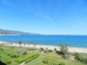 On the beach - 2-Room Seafront Apartment with Parking, 4 Sleeps - Le Lavandou (Le Lavandou)