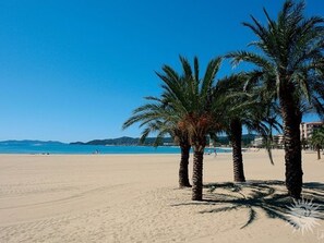 På stranden