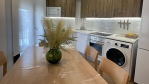 Kaffetrakter/tekoker, kjøleskap, mikrobølgeovn og ovn