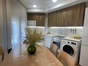 Fridge, microwave, oven, stovetop - Modern Central Apartment in Jaca (Jaca)