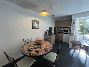 Fridge, microwave, stovetop, coffee/tea maker - Lovely 2-room flat with garden, 100m from the beach, parking included (Sète)