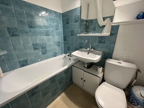 Bathroom - Lovely 2-room flat with garden, 100m from the beach, parking included (Sète)