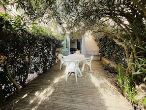 Outdoor dining - Lovely 2-room flat with garden, 100m from the beach, parking included (Sète)