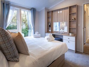 2 bedrooms, individually decorated, individually furnished - Azenor Lodge - Kelling Heath Holiday Park - 16221 (Holt)