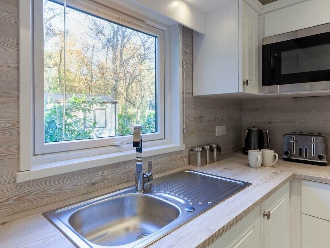 Een vaatwasser, kookgerei, borden en bestek