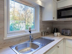 Dishwasher, cookware/dishes/utensils - Azenor Lodge - Kelling Heath Holiday Park - 16221 (Holt)