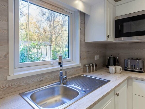 Dishwasher, cookware/dishes/utensils - Azenor Lodge - Kelling Heath Holiday Park - 16221 (Holt)