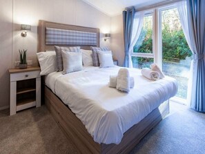 2 bedrooms, individually decorated, individually furnished - Azenor Lodge - Kelling Heath Holiday Park - 16221 (Holt)