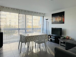 Living area - Saint-Cyprien: Modern T3 near beach with private parking (Saint-Cyprien)