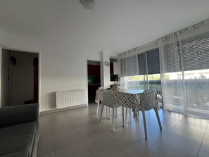 Interior - Saint-Cyprien: Modern T3 near beach with private parking (Saint-Cyprien)
