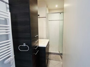 Bathroom - Saint-Cyprien: Modern T3 near beach with private parking (Saint-Cyprien)