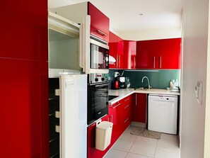 Fridge, microwave, oven, stovetop - Saint-Cyprien: Modern T3 near beach with private parking (Saint-Cyprien)