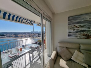 TV - Charming apartment 100m from beach with terrace and pool (L'Escala)
