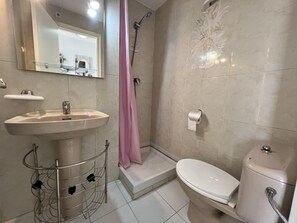 A bathroom with a sink, toilet, shower, and a mirror. - Comfortable studio with AC and Wi-Fi, 800m from Santa Margarita beach (Roses)