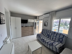 TV - Comfortable studio with AC and Wi-Fi, 800m from Santa Margarita beach (Roses)