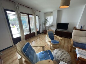 TV - Charming Apartment in Puig Rom, Roses with Parking and Terrace, Sleeps 8 (Roses)