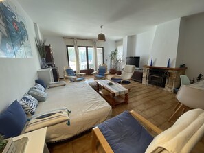 TV - Charming Apartment in Puig Rom, Roses with Parking and Terrace, Sleeps 8 (Roses)