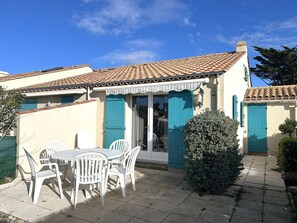 Outdoor dining - House near the sea with pool and pets allowed (Bretignolles-sur-Mer)