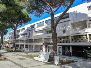 Exterior - La Grande Motte: Apt 86m², Air Con, Wi-Fi, Parking, Sleeps 5 (La Grande-Motte)