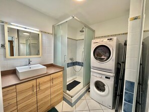 Bathroom - La Grande Motte: Apt 86m², Air Con, Wi-Fi, Parking, Sleeps 5 (La Grande-Motte)