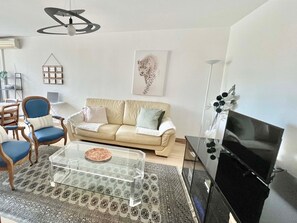 TV - La Grande Motte: Apt 86m², Air Con, Wi-Fi, Parking, Sleeps 5 (La Grande-Motte)