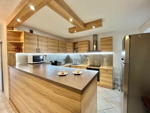 Fridge, microwave, dishwasher - La Grande Motte: Apt 86m², Air Con, Wi-Fi, Parking, Sleeps 5 (La Grande-Motte)