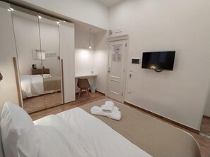 مكتب وستائر تعتيم وتجهيزات عازلة للصوت وواي فاي مجانًا