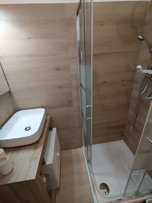 Kahden hengen club-huone, 1 keskisuuri parisänky, oma kylpyhuone, kaupunkinäköala | Kylpyhuone | Ilmaiset hygieniatuotteet, hiustenkuivaaja, kylpytakit, pyyhkeet