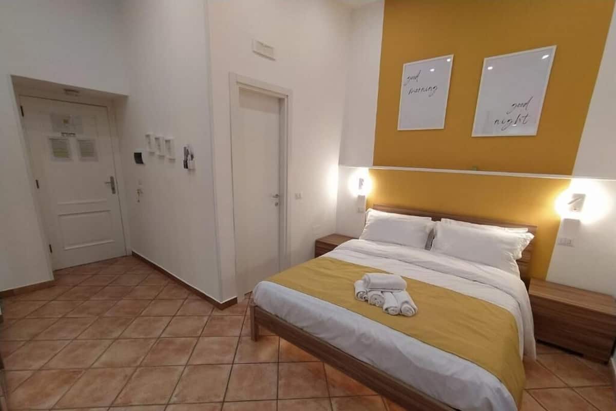 Quarto casal club, 1 cama Queen, banheiro privativo, vista para a cidade | Escrivaninha, cortinas blackout, quartos à prova de som