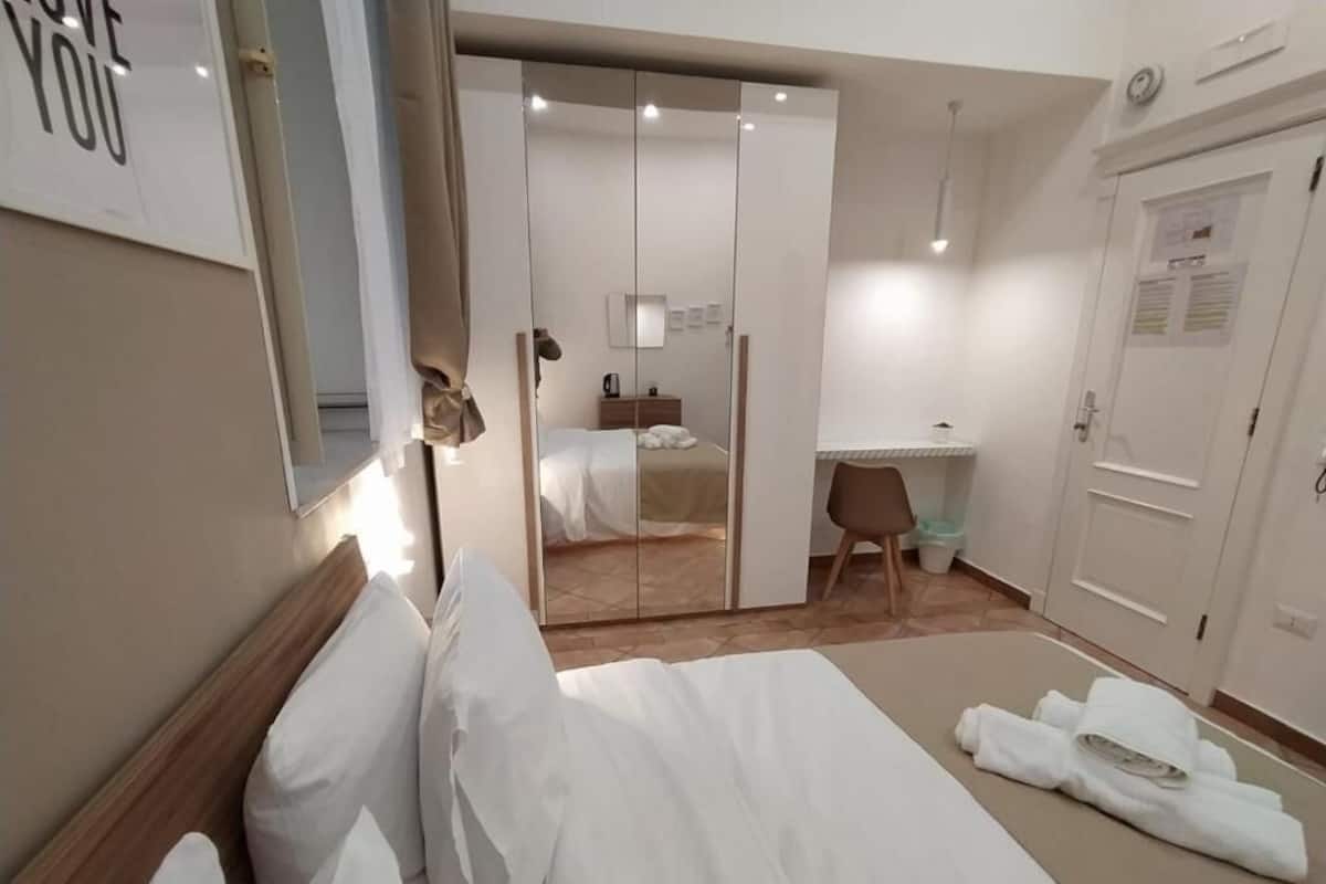 Quarto casal urbano, 1 cama Queen, varanda, vista para o pátio | Escrivaninha, cortinas blackout, quartos à prova de som