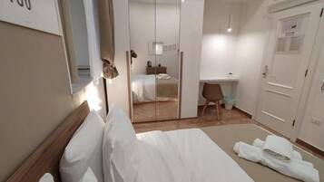 Doppia City, 1 letto queen, patio, vista cortile | Biancheria da letto di alta qualità, copriletto in piuma