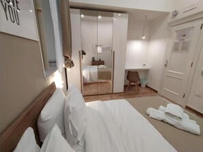 Quarto casal urbano, 1 cama Queen, varanda, vista para o pátio | Escrivaninha, cortinas blackout, quartos à prova de som