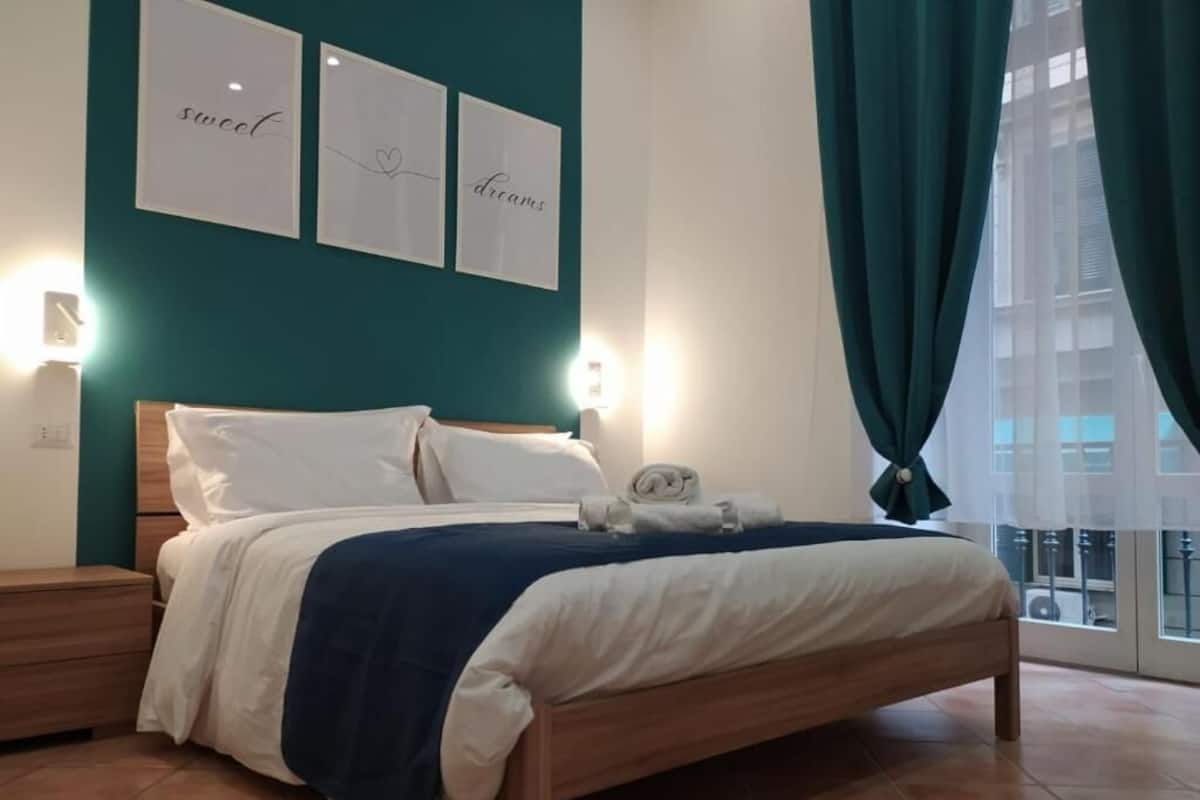 Quarto casal luxo, sacada, vista para a cidade | Escrivaninha, cortinas blackout, quartos à prova de som