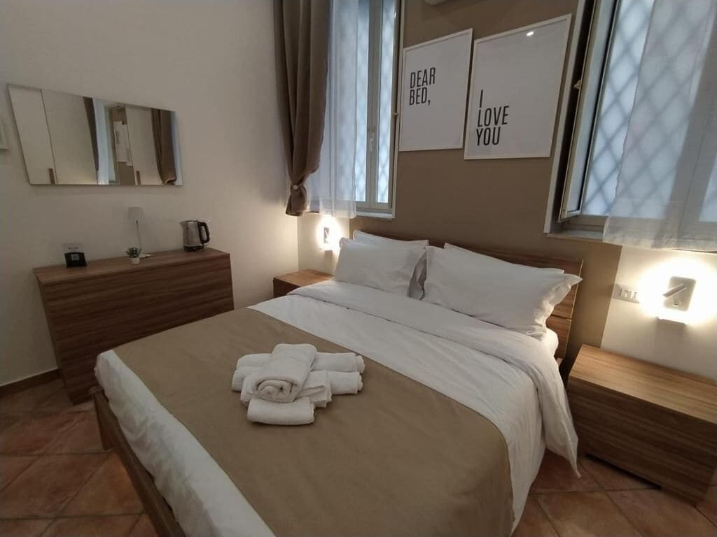 Kahden hengen kaupunkihuone, 1 keskisuuri parisänky, patio, näköala pihalle | Ylelliset vuodevaatteet, untuvapeitot, memory foam -patjalliset sängyt