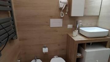 Club Double Room, 1 Queen Bed, Private Bathroom, City View | Bathroom | Free toiletries, hair dryer, bathrobes, towels