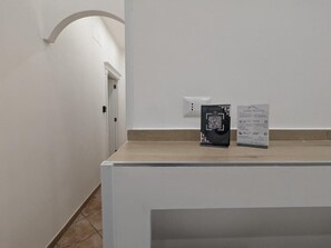 32-inch Smart TV with digital channels, Netflix, Hulu - NaCasa Guest House (Naples)