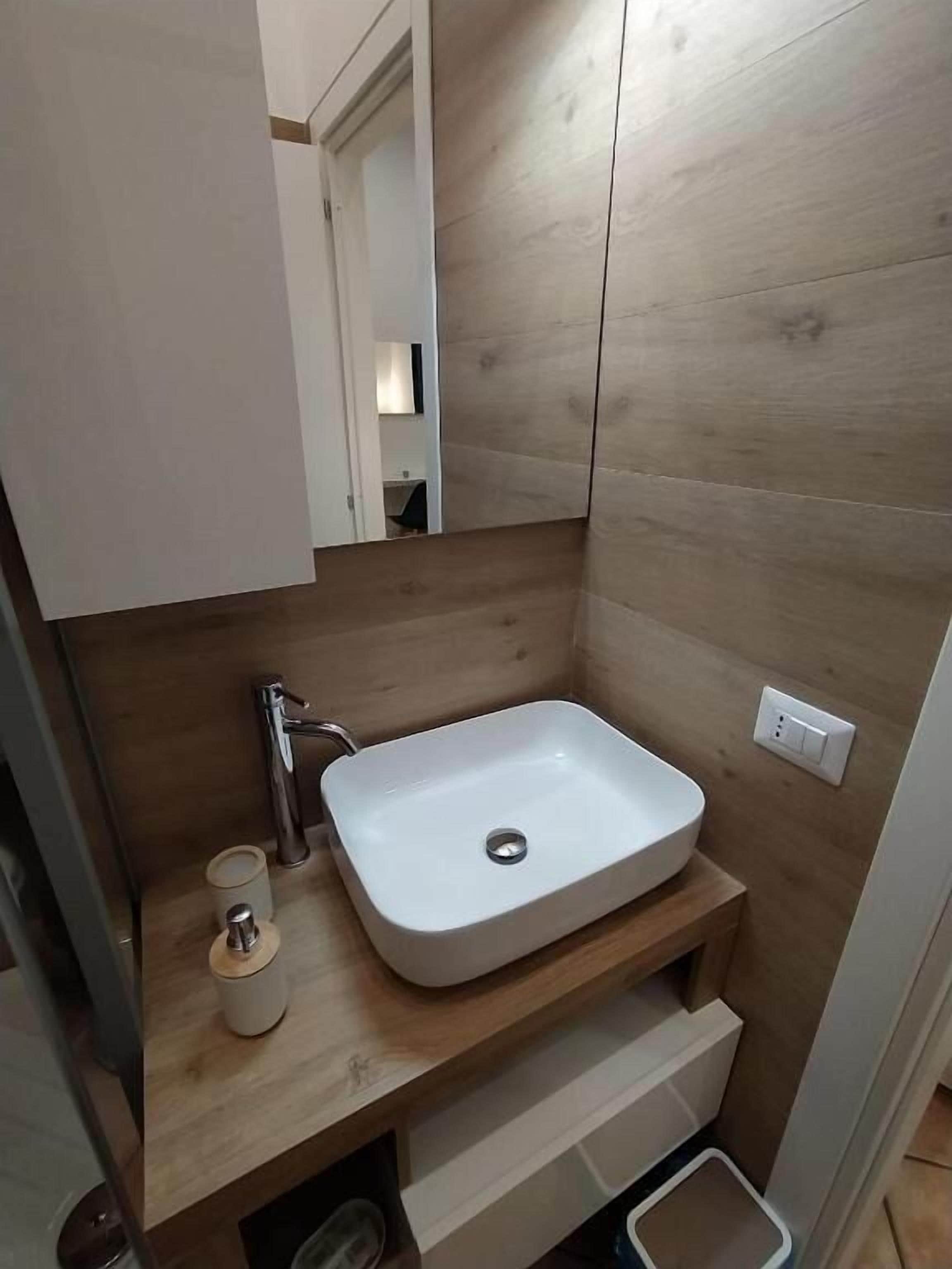 Amenidades de baño gratuitas, secadora de cabello, toallas, jabón 